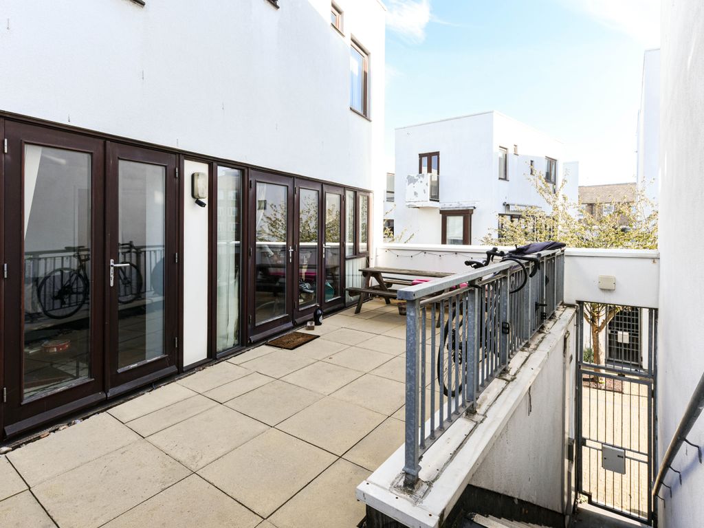 2 bed flat for sale in Eden Way, London E3, £525,000