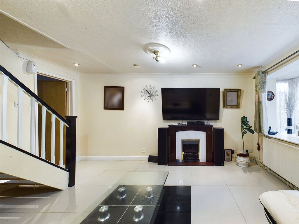 5 bed detached house for sale in Latching Close, Romford RM3, £550,000