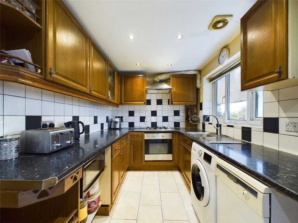 5 bed detached house for sale in Latching Close, Romford RM3, £550,000