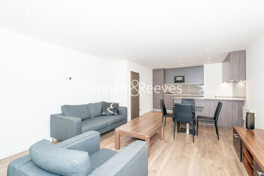 2 bed flat to rent in Beaufort Square, Colindale NW9, £2,200 pcm