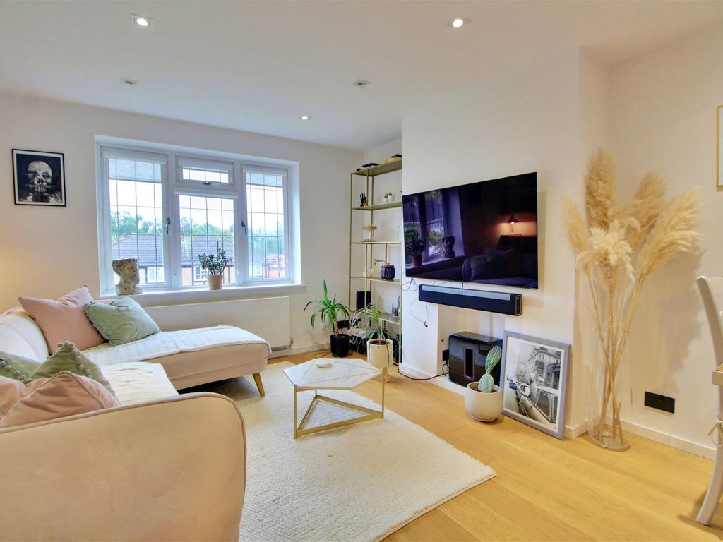 2 bed maisonette for sale in Monks Close, Enfield EN2, £450,000