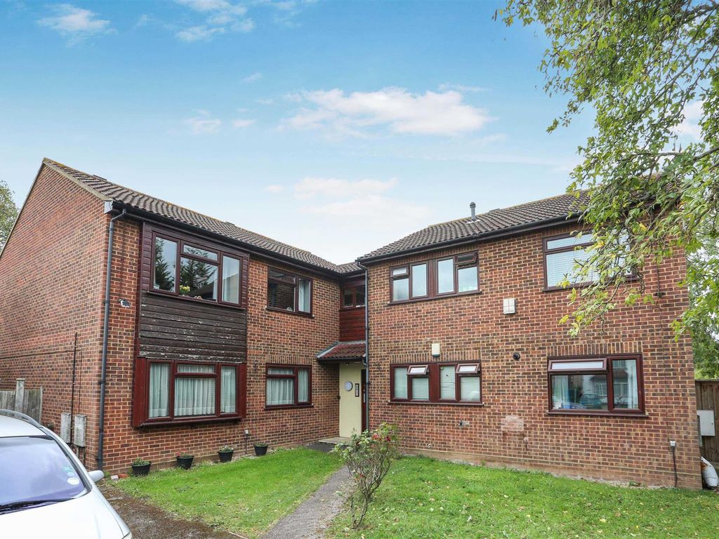 2 bed flat for sale in Gander Green Lane, Sutton SM1, £350,000