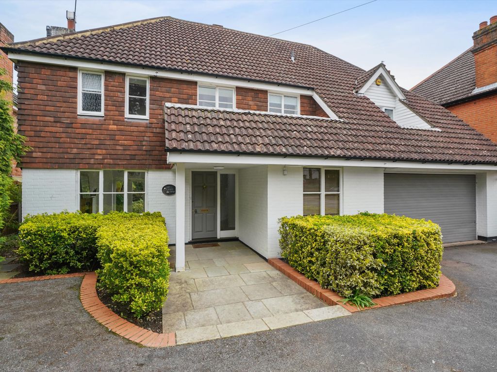 5 bed detached house to rent in Portmore Park Road, Weybridge, Surrey KT13, £4,250 pcm