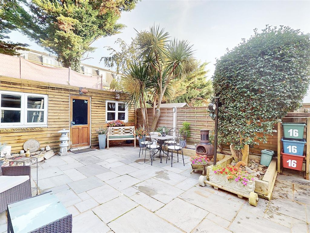 3 bed semi-detached house for sale in Heddon Close, Isleworth TW7, £685,000