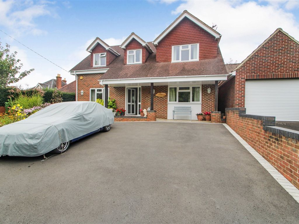 4 bed detached house for sale in Southampton Road, Hythe, Southampton SO45, £685,000