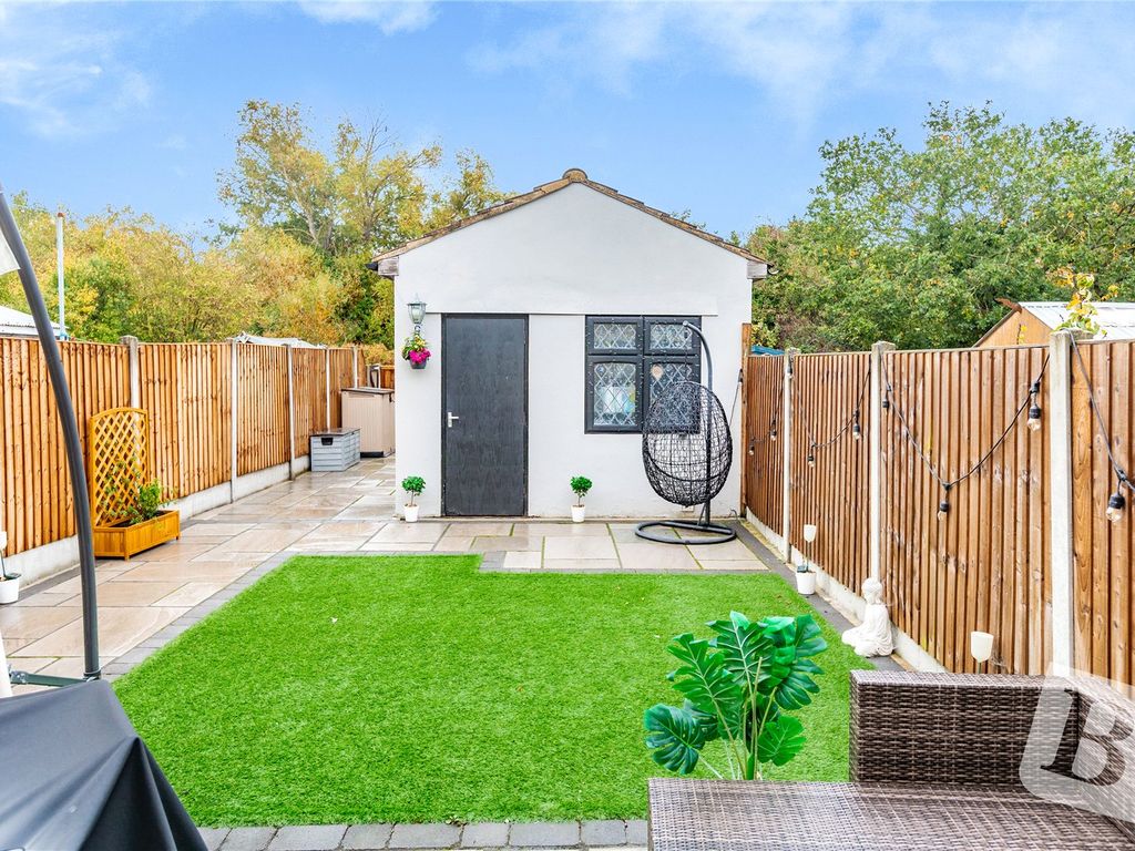 3 bed terraced house for sale in Roseberry Gardens, Upminster RM14, £400,000