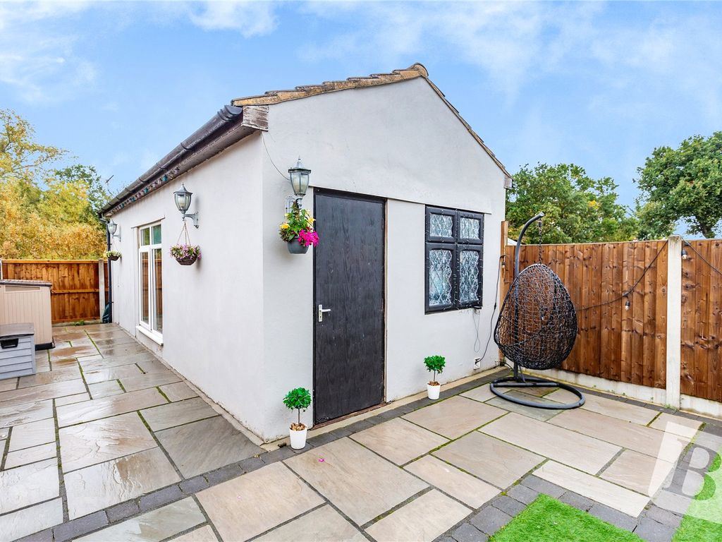 3 bed terraced house for sale in Roseberry Gardens, Upminster RM14, £400,000