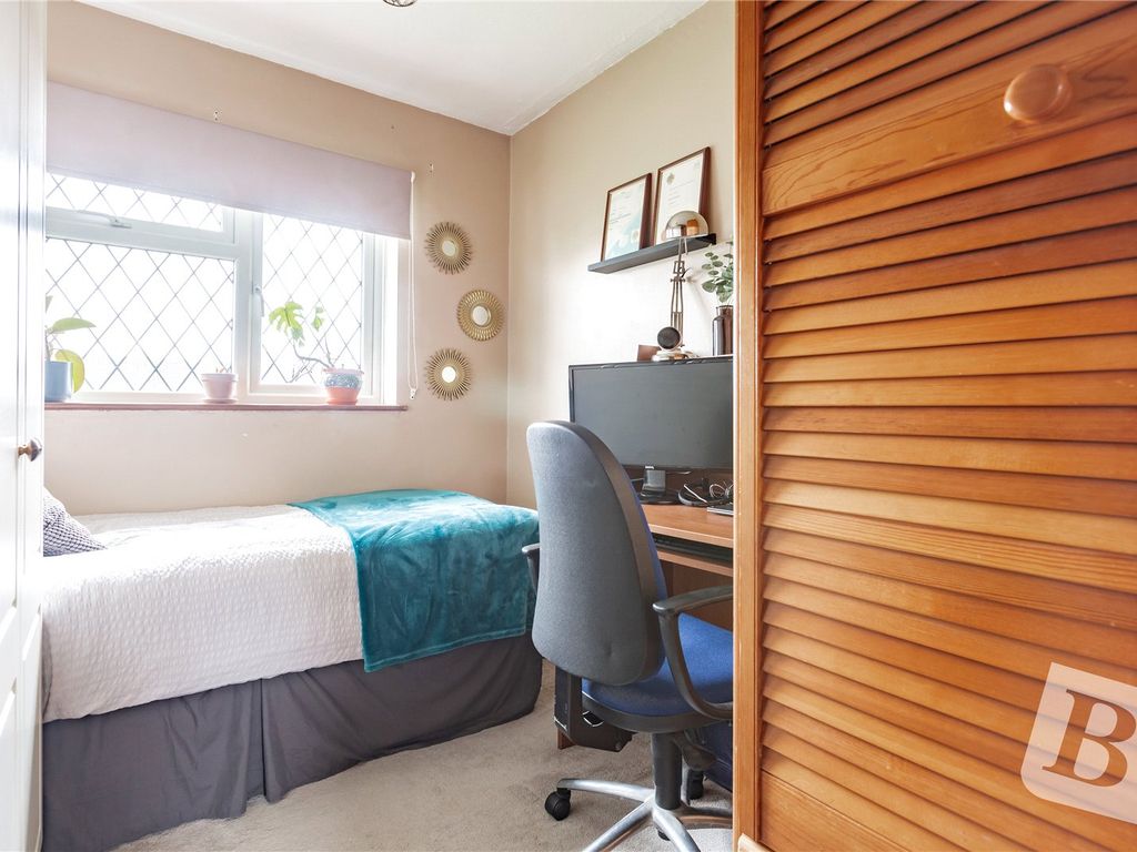 3 bed terraced house for sale in Roseberry Gardens, Upminster RM14, £400,000