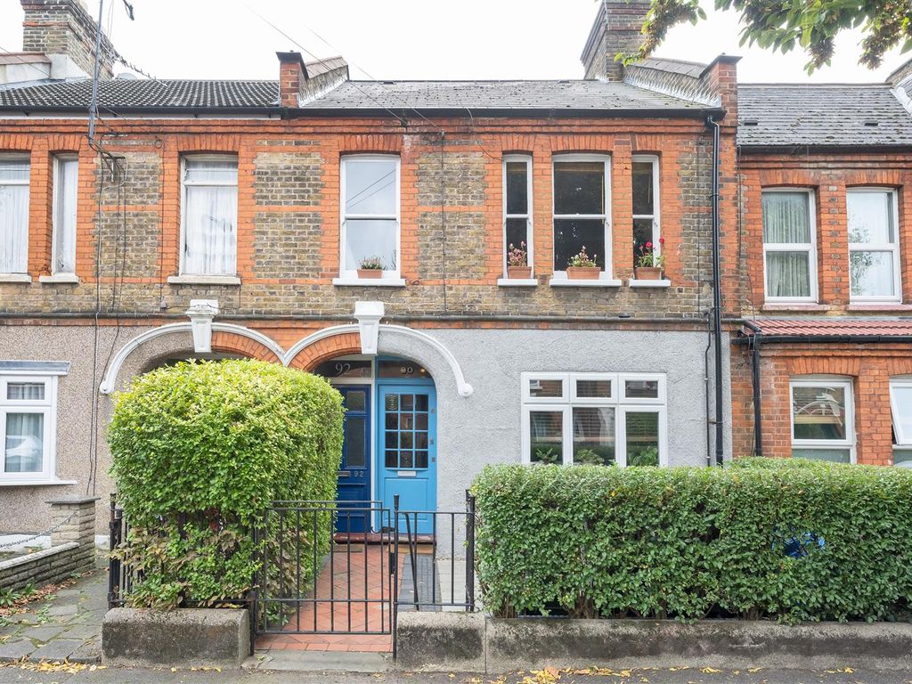 3 bed flat for sale in Chewton Road, London E17, £525,000