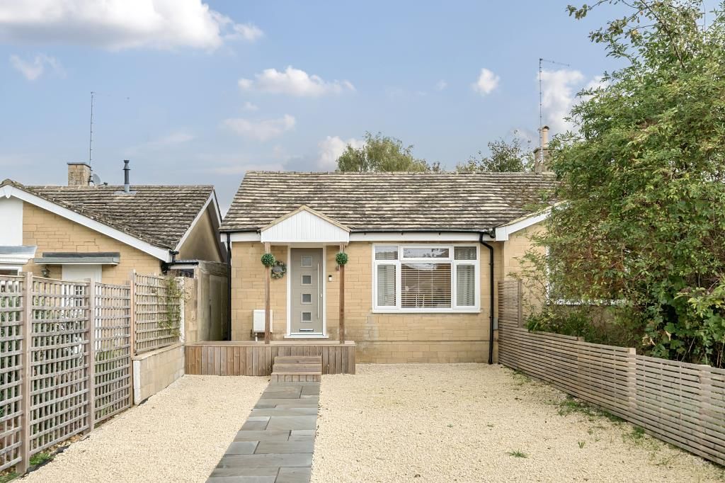 2 bed bungalow for sale in Charlbury, Oxfordshire OX7, £325,000