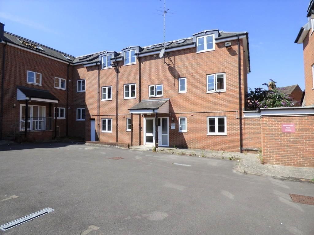 2 bed flat to rent in Curtis Street, Swindon SN1, £1,050 pcm