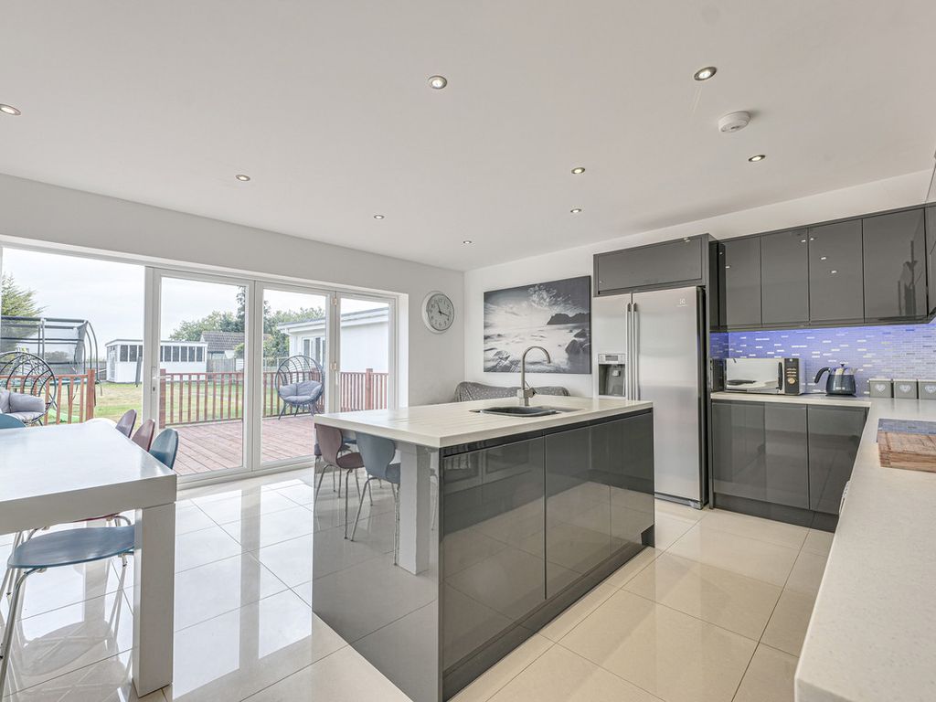 3 bed detached house for sale in Alexandra Road, Southend-On-Sea SS3, £475,000