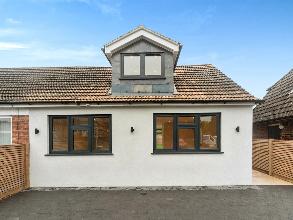 3 bed bungalow for sale in Shamrock Close, Fetcham, Leatherhead, Surrey KT22, £550,000