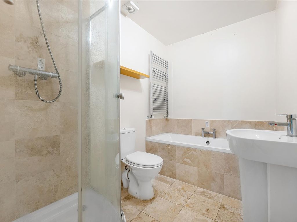3 bed flat for sale in Westow Hill, London SE19, £340,000