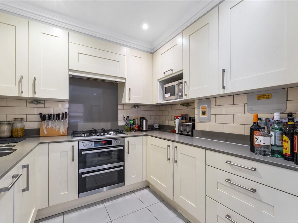 1 bed flat for sale in Jenner Road, Guildford GU1, £399,950