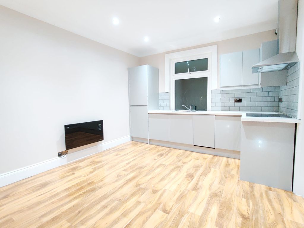 2 bed flat to rent in Trafford Road, Thornton Heath CR7, £1,789 pcm