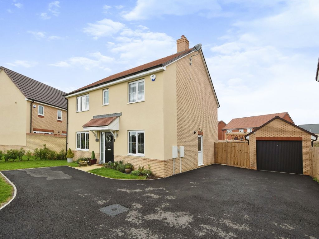 4 bed detached house for sale in Blackwater Drive, Dunmow CM6, £550,000