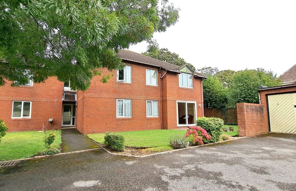 2 bed flat for sale in Station Road, New Milton BH25, £269,500