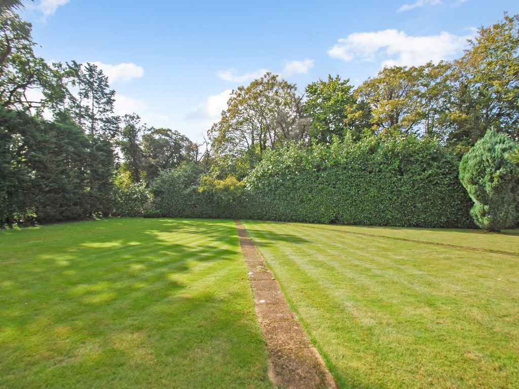 3 bed flat for sale in Burkes Road, Beaconsfield HP9, £425,000