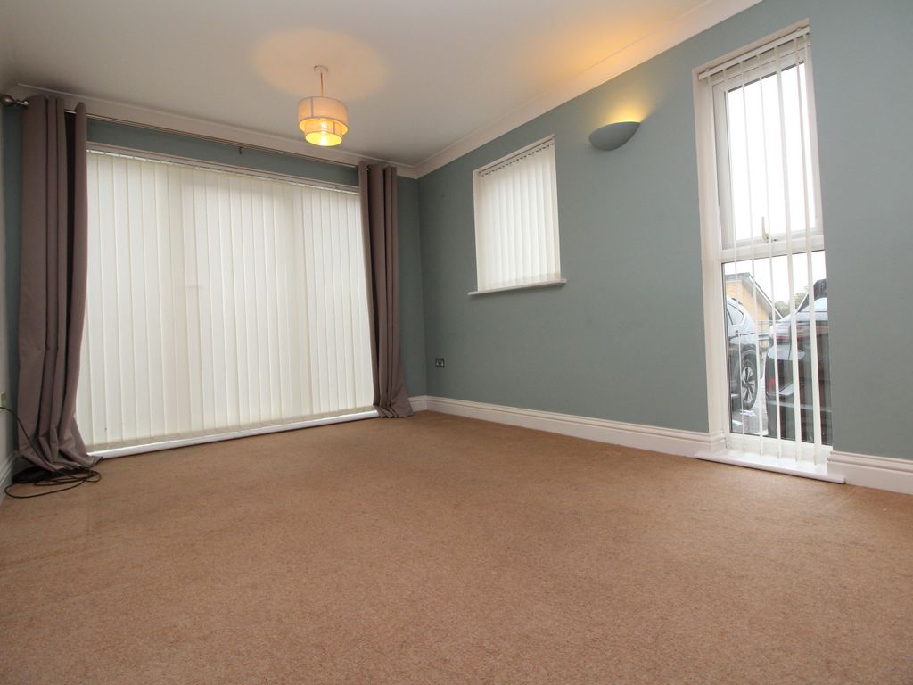 2 bed flat to rent in Ruskin Road, Belvedere DA17, £1,500 pcm