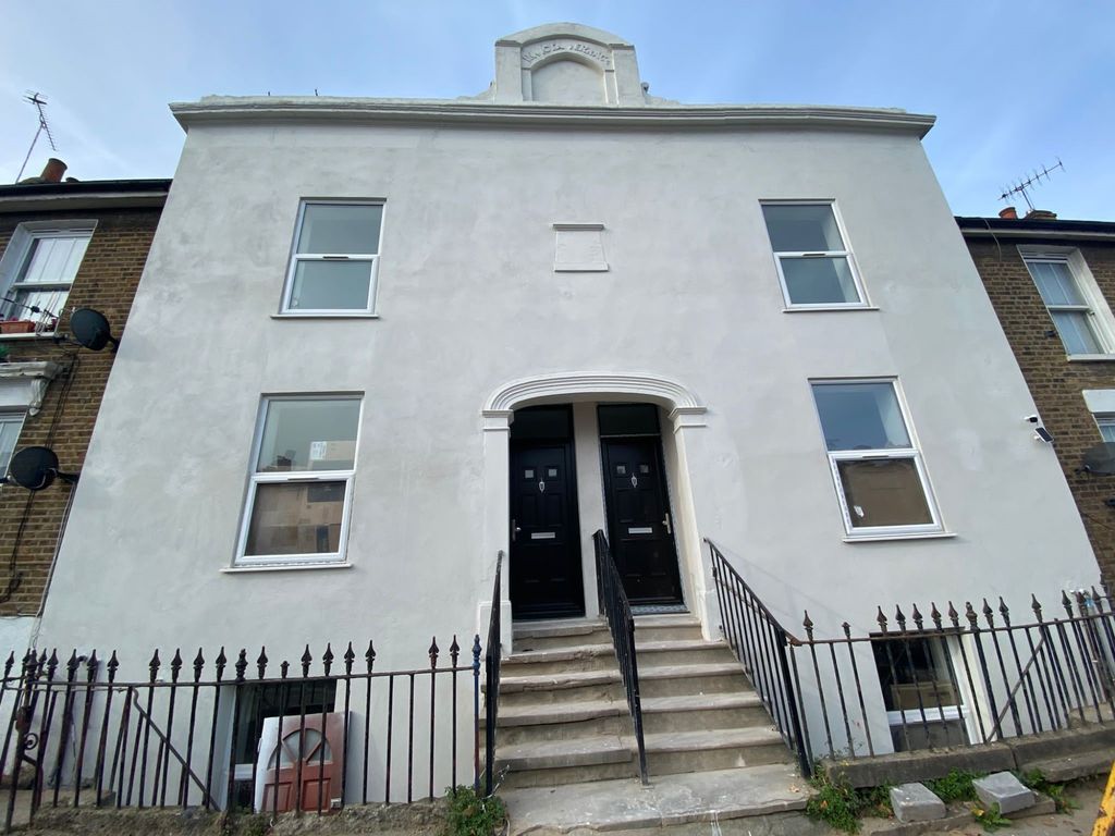 2 bed maisonette to rent in Sandy Hill Road, Woolwich SE18, £2,000 pcm