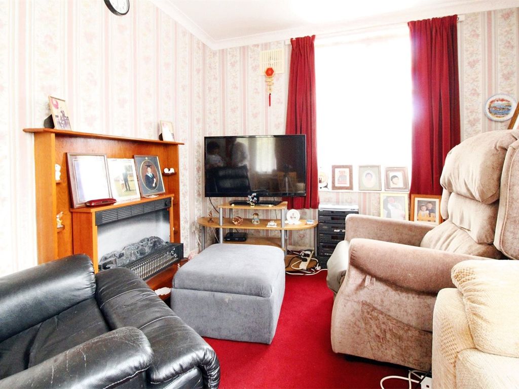 2 bed flat for sale in Knee Hill, London SE2, £240,000