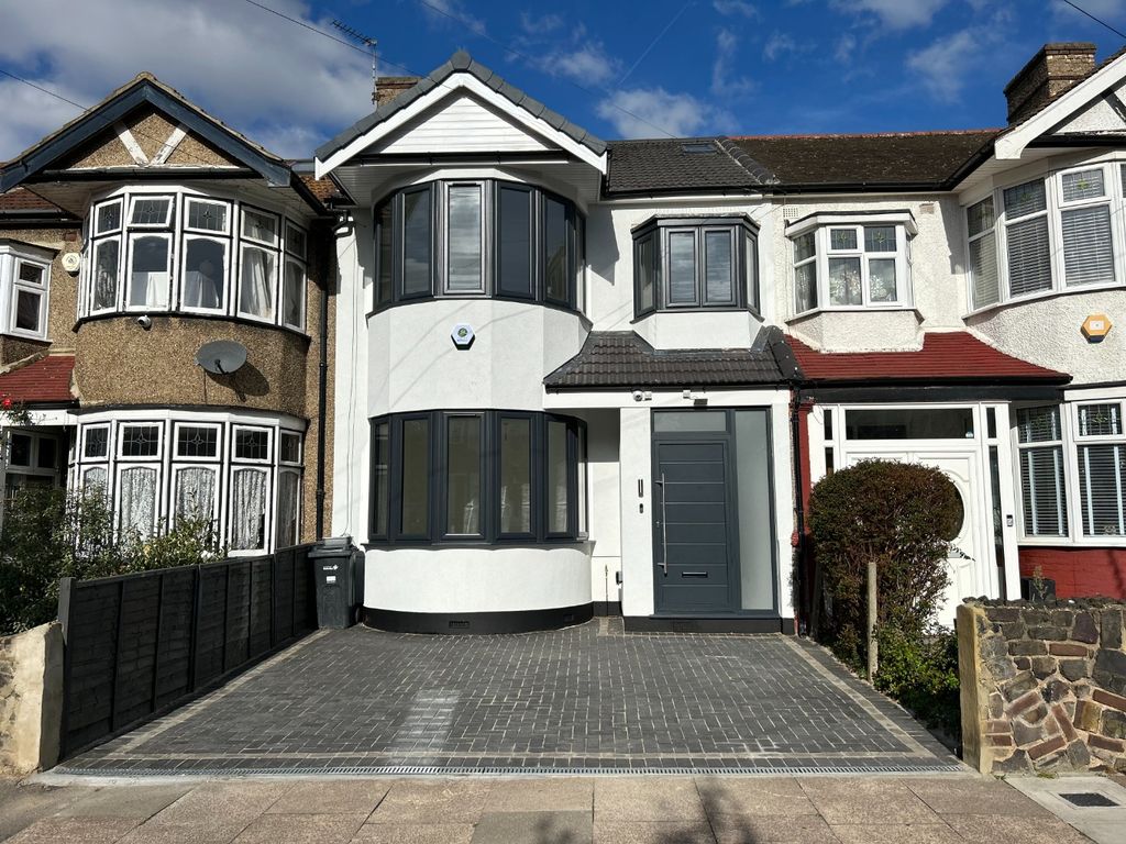 5 bed terraced house for sale in Braintree Avenue, Ilford, Essex IG4, £750,000