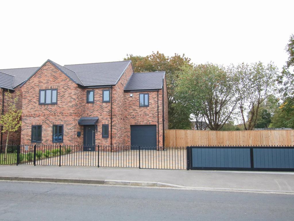 4 bed detached house for sale in Top Road, Barnby Dun, Doncaster DN3, £375,000