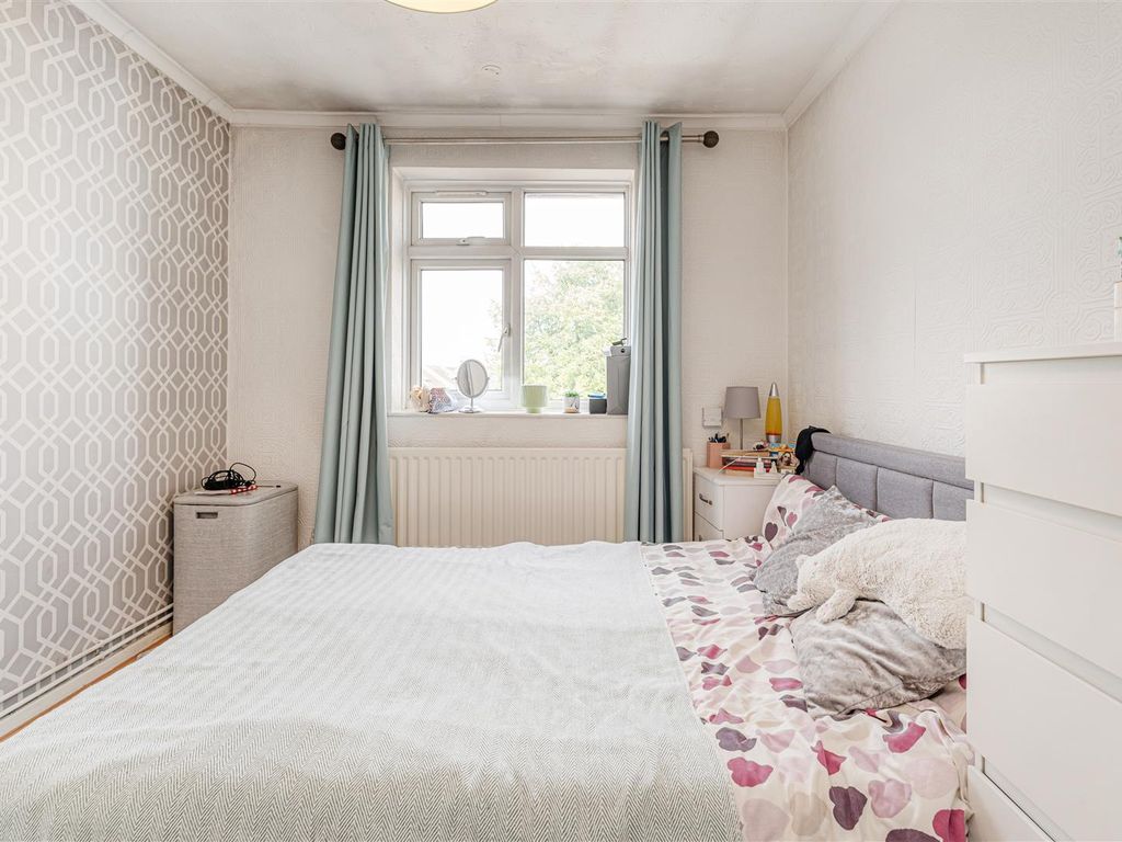 3 bed flat for sale in Ashford Close, London E17, £400,000