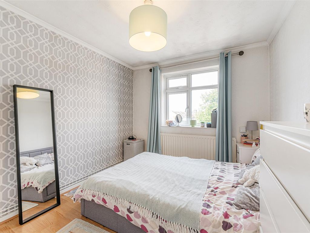 3 bed flat for sale in Ashford Close, London E17, £400,000