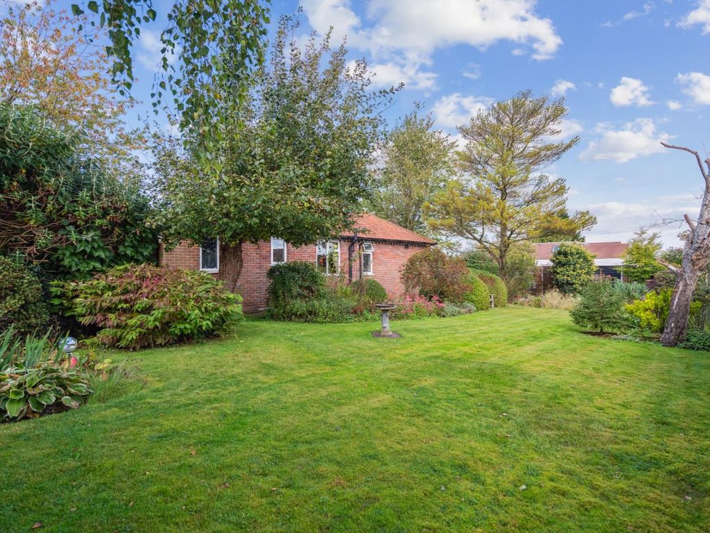 3 bed property for sale in The Warren, Chartridge, Chesham, Buckinghamshire HP5, £575,000