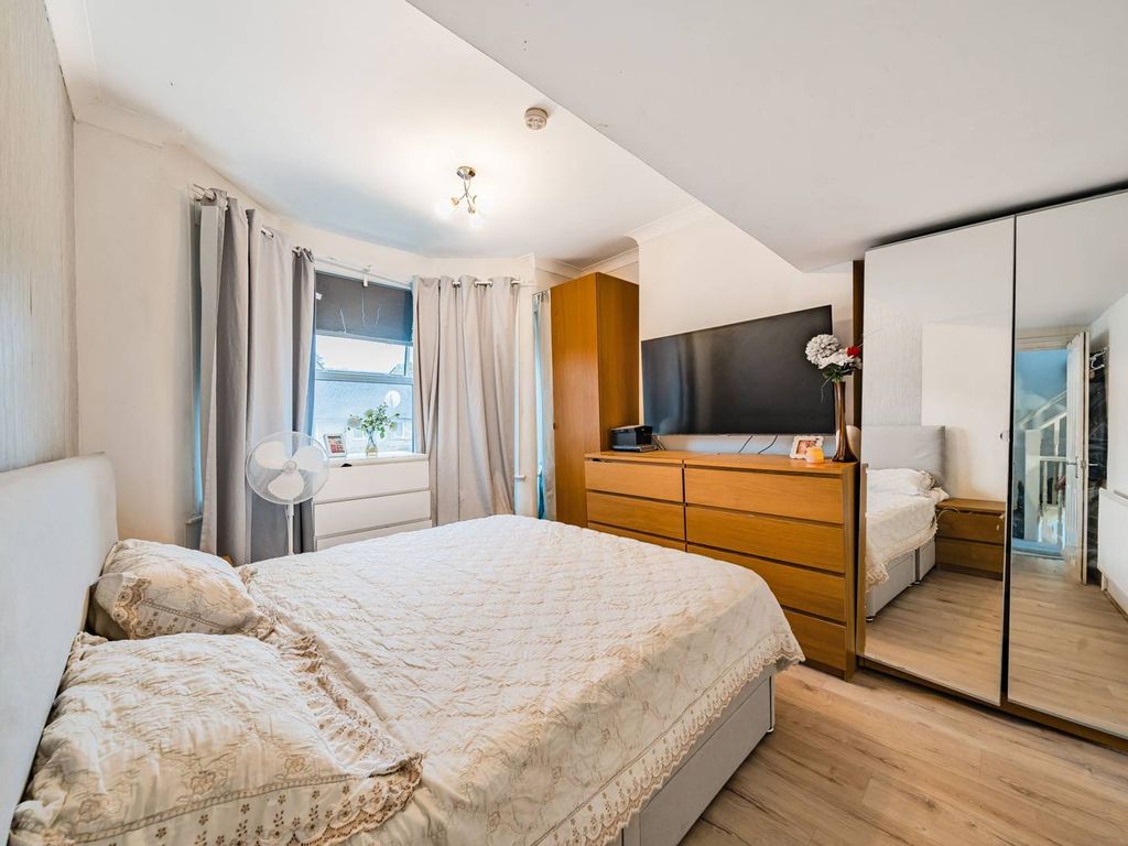2 bed maisonette for sale in Arnold Road, Tottenham, London N15, £400,000