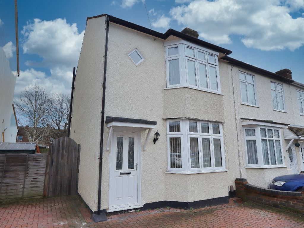 3 bed end terrace house to rent in Geoffrey Avenue, Harold Wood RM3, £1,750 pcm