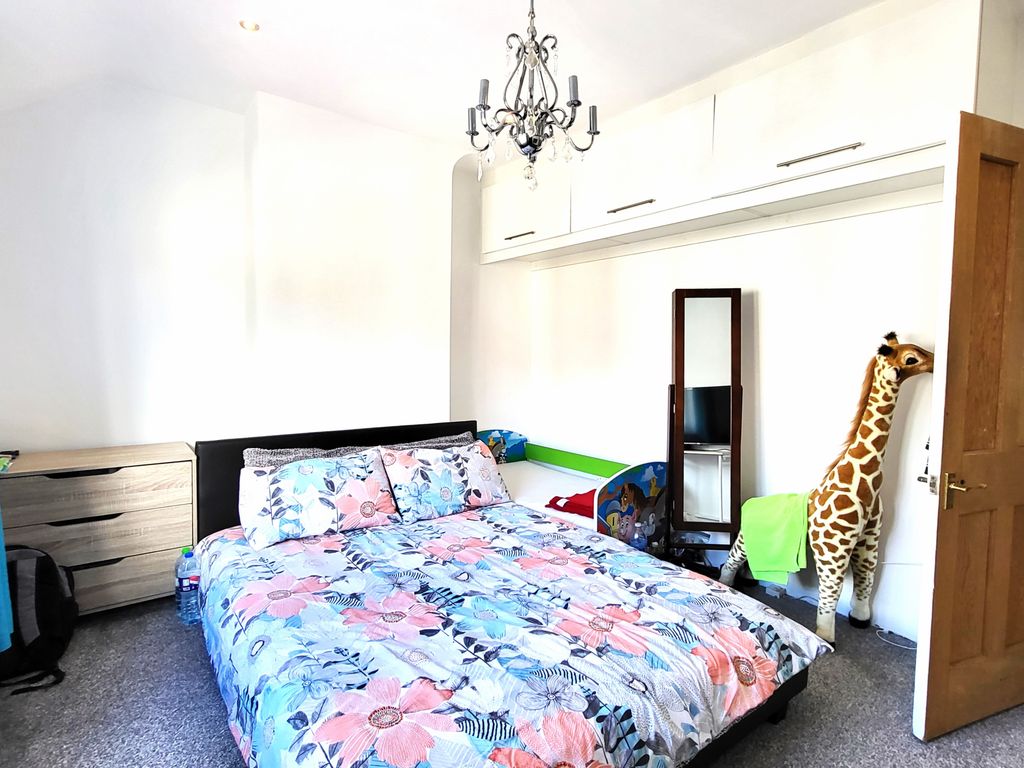 3 bed end terrace house for sale in Ashdon Road, Bushey WD23, £430,000