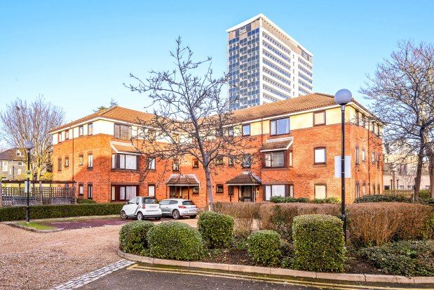 1 bed flat to rent in Constable Court, London W4, £1,900 pcm