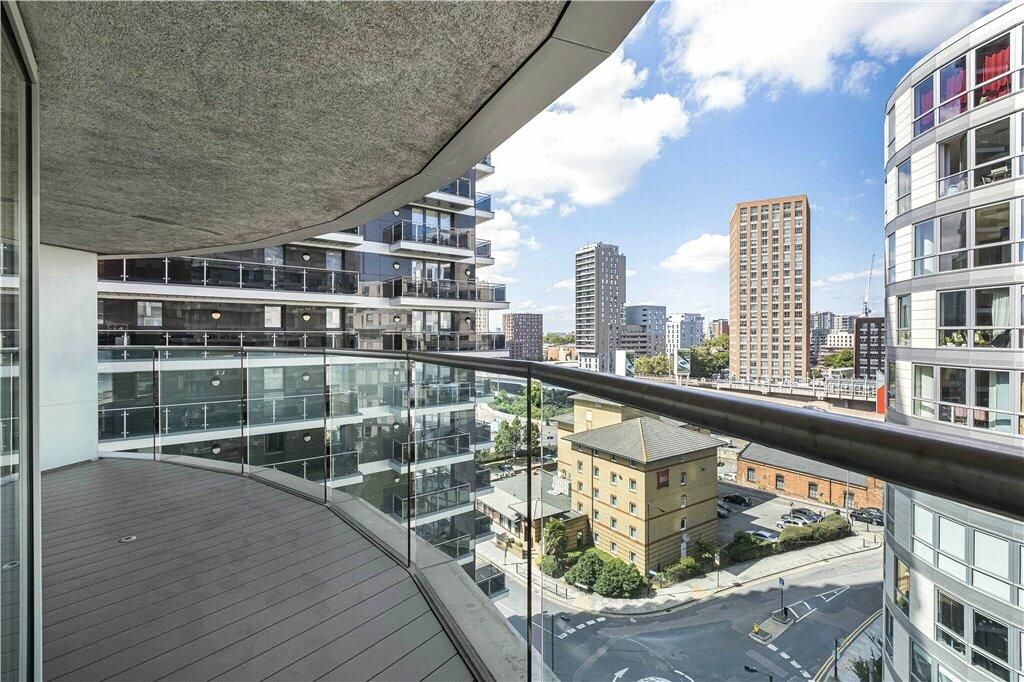 1 bed flat for sale in Michigan Building, New Providence Wharf, Canary Wharf E14, £350,000
