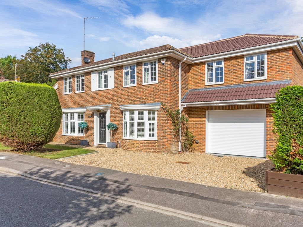 5 bed detached house to rent in Dawnay Close, Ascot SL5, £7,000 pcm