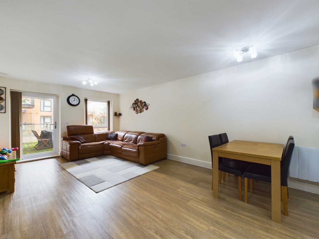 2 bed flat for sale in Blackwell House, Hemel Hempstead HP3, £325,000