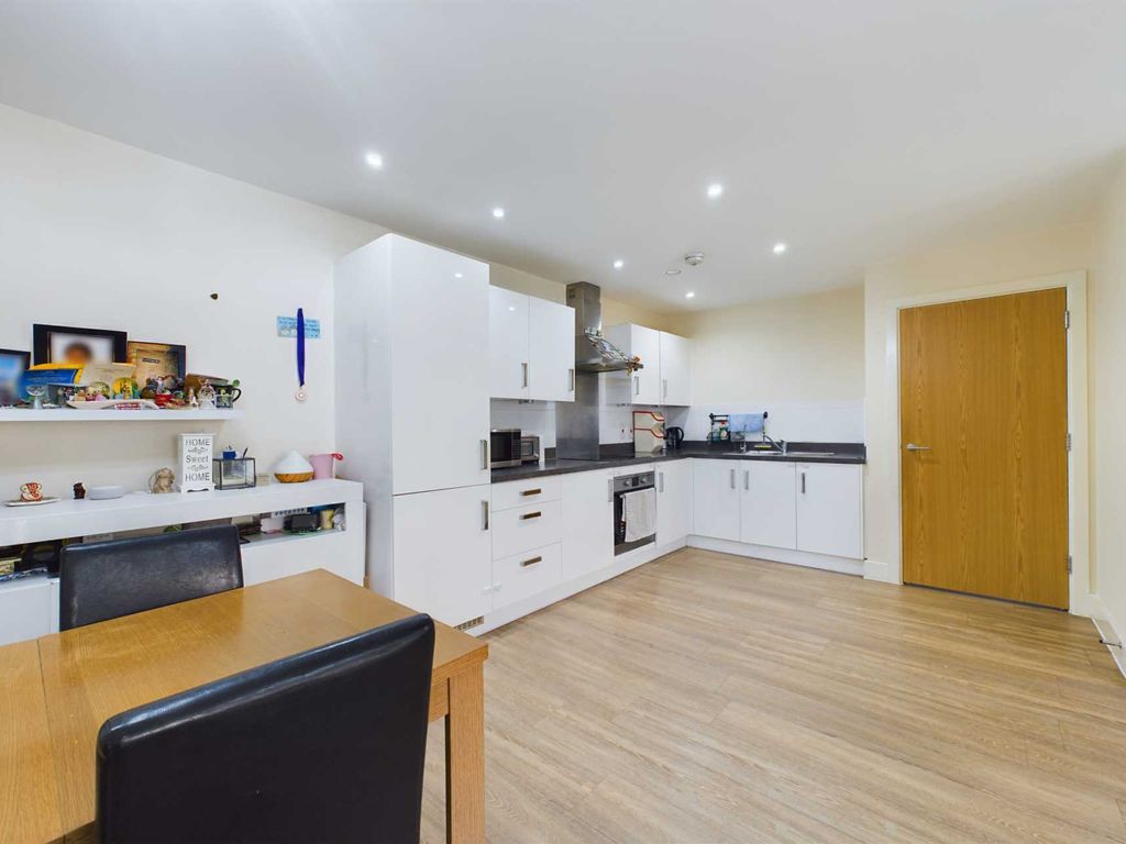 2 bed flat for sale in Blackwell House, Hemel Hempstead HP3, £325,000