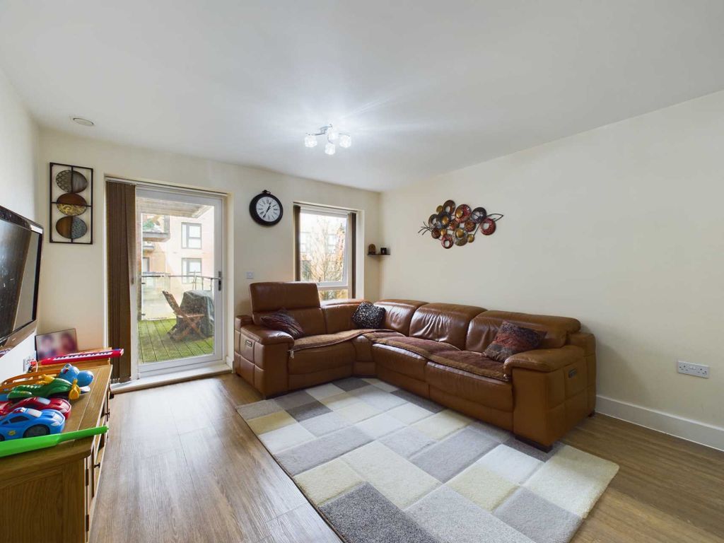 2 bed flat for sale in Blackwell House, Hemel Hempstead HP3, £325,000