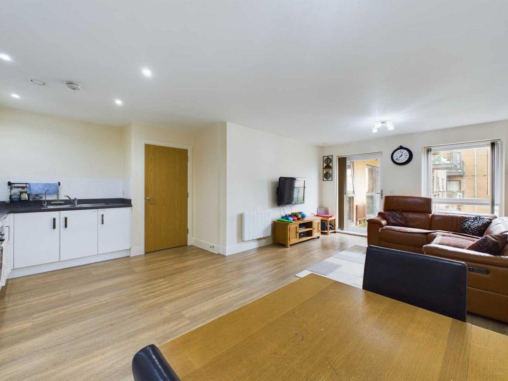 2 bed flat for sale in Blackwell House, Hemel Hempstead HP3, £325,000