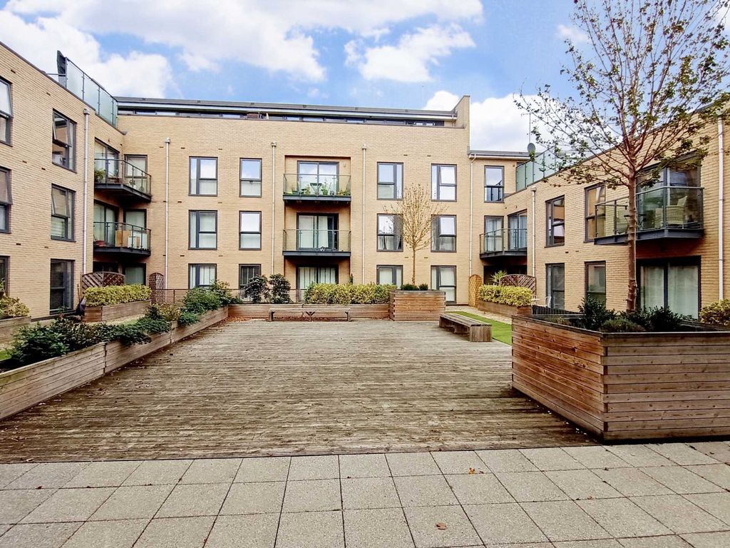 2 bed flat for sale in Blackwell House, Hemel Hempstead HP3, £325,000