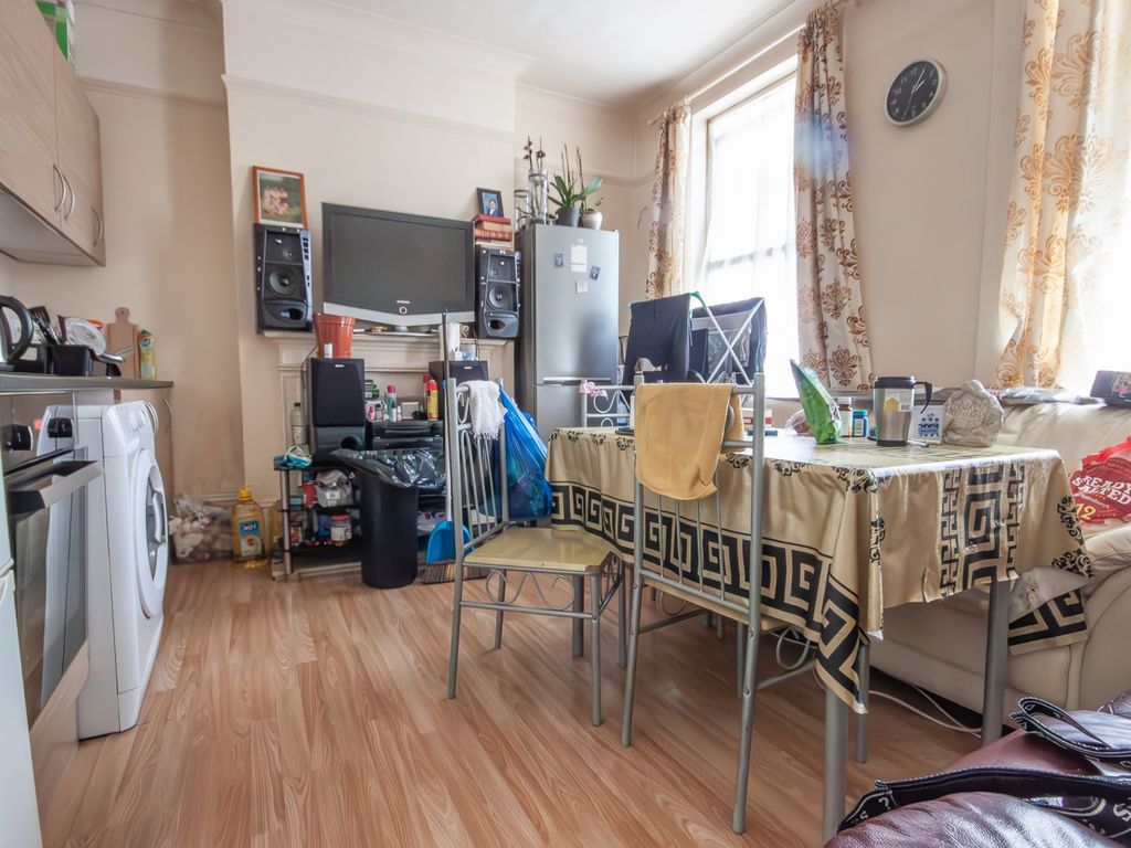 3 bed flat for sale in Kilburn Lane, Kensal Rise W10, £350,000