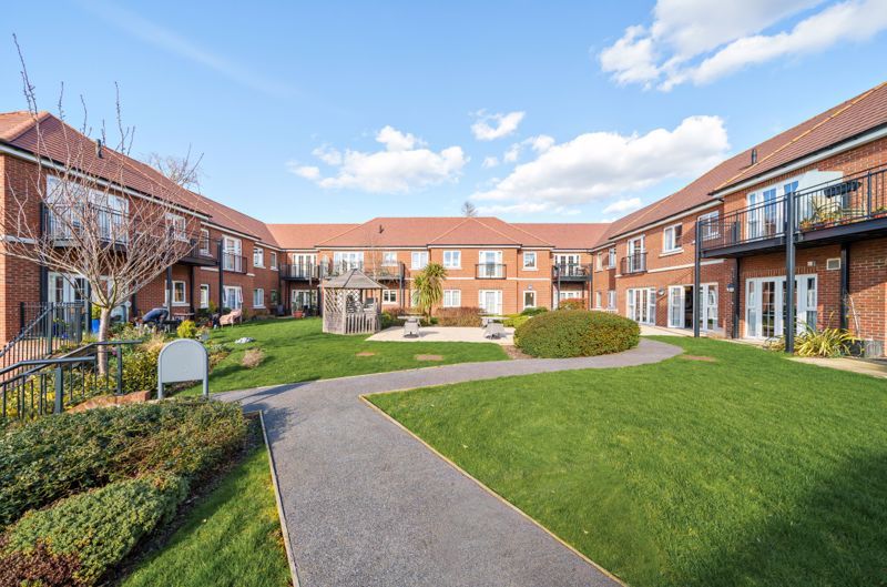 2 bed flat for sale in The Retreat, Princes Risborough HP27, £425,000