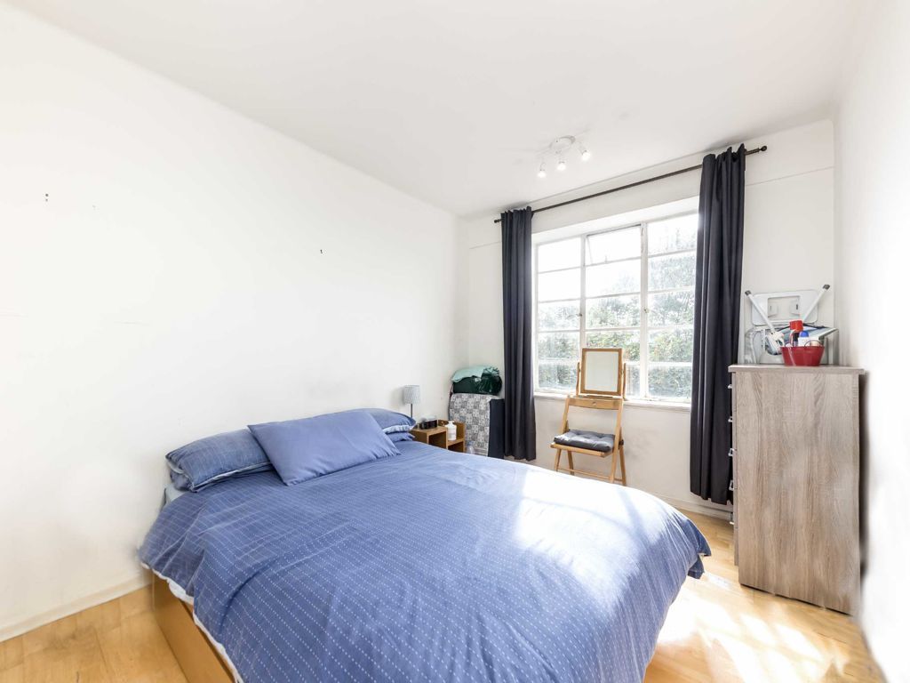 2 bed flat for sale in Shepherds Bush Road, London W6, £350,000
