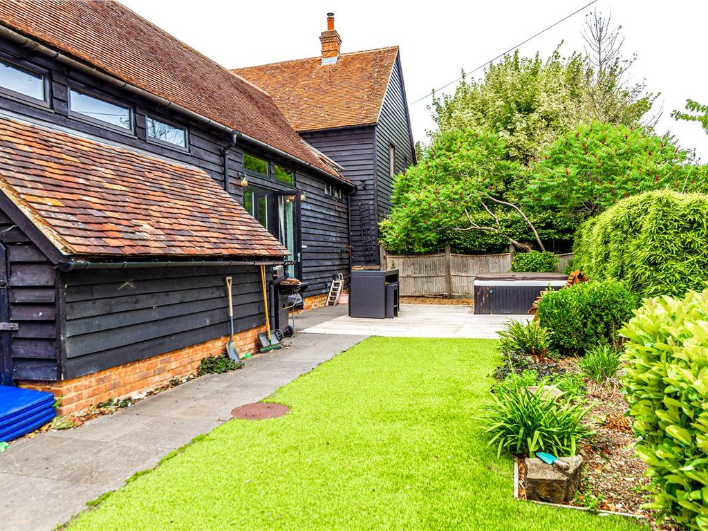 3 bed barn conversion for sale in Pipers Hill, Great Gaddesden, Hertfordshire HP1, £1,395,000