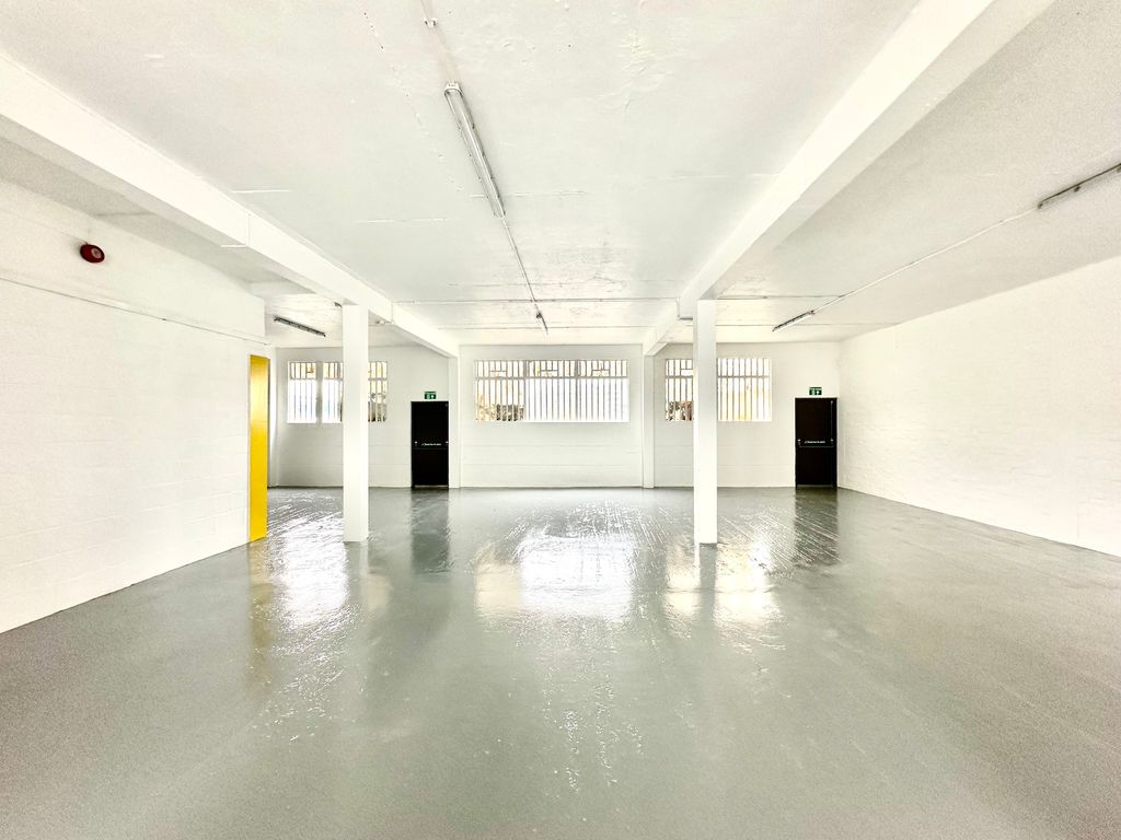 Warehouse to let in Unit A6D, Bounds Green Industrial Estate, Bounds Green N11, New Southgate,, £48,600 pa