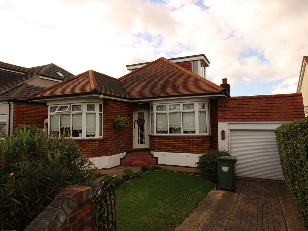 3 bed bungalow for sale in Lawns Way, Collier Row RM5, £550,000