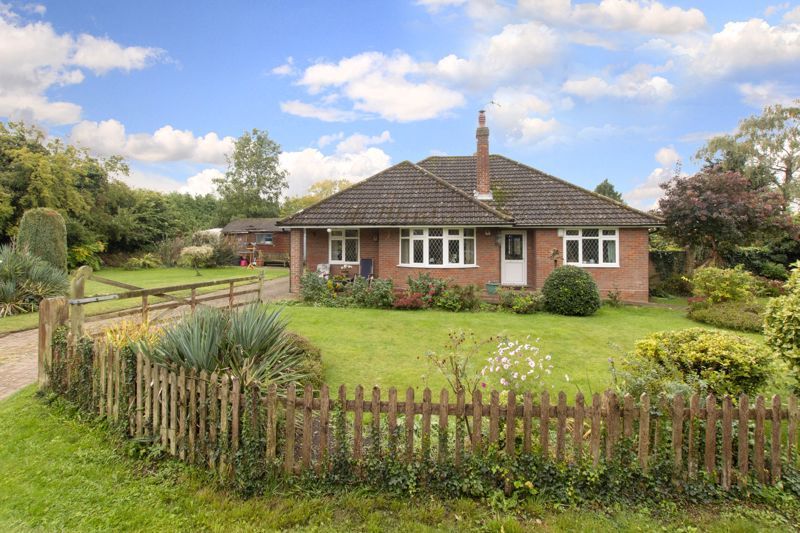 3 bed bungalow for sale in Orchard Way, Pitstone, Leighton Buzzard LU7, £725,000
