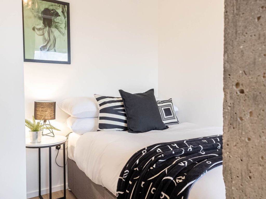 2 bed flat to rent in Elder Gate, Milton Keyne MK9, £2,800 pcm